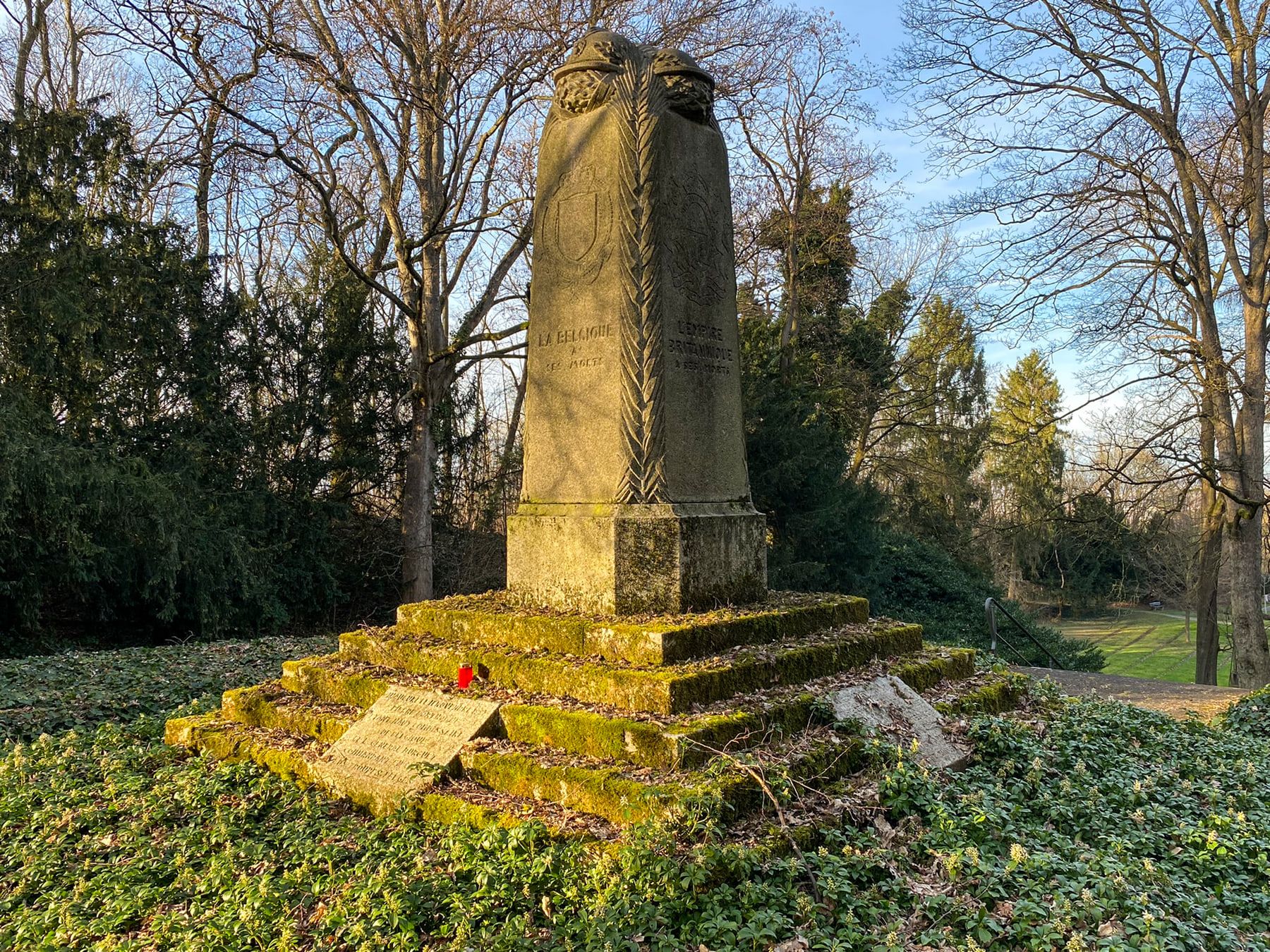 Alliiertendenkmal auf hohem Sockel in einer efeubewachsenen Anlage auf Hauptfriedhof Koblenz