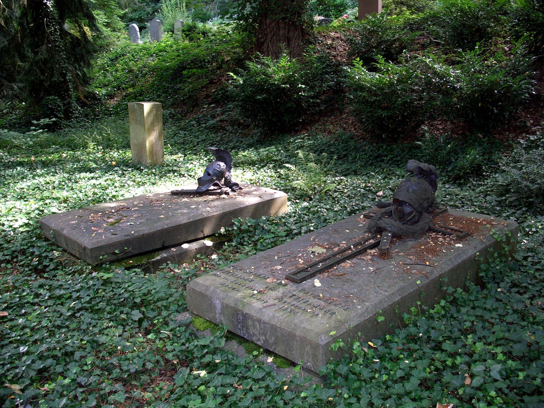 Zwei Generalsgräber mit liegenden Steinplatten und Porträtbüsten auf Hauptfriedhof Koblenz